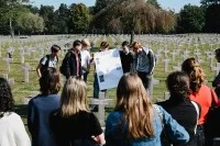 Jugendliche erinnern auf einem Friedhof in Ysselsteyn in den Niederlanden an den Deutschen Armin Dürholt