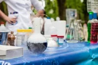 Ein Tisch mit wissenschaftlich chemischen Experimenten.