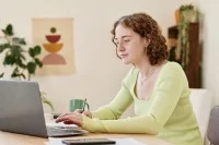 Junge Frau arbeitet am Laptop