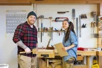 Gemeinsames Arbeiten in der Tischlerwerkstatt