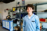 Auszubildender in der Werkstatt