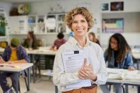 Lehrerin mit Schülern im Klassenzimmer