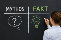 Auf einer Tafel steht Mythos und Fakt geschrieben. Vor der Tafel steht eine Lehrerin mit Kreide in der Hand.