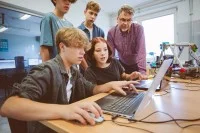 Auszubildende arbeiten am Laptop