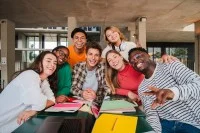 Schülerinnen und Schüler beim gemeinsamen Lernen in der Schule