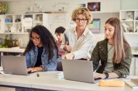 Lehrerin mit Schülerinnen im Klassenzimmer