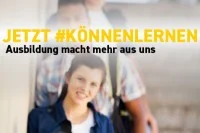 Vier junge Menschen sitzen hintereinander auf einer Treppe.