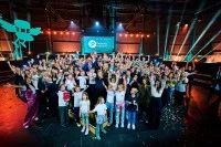 Alle Gewinner des Deutschen Schulpreises 2026 jubeln gemeinsam.