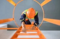 Bauarbeiter auf einer Leiter