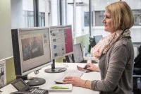 Eine Mediengestalterin Digital und Print arbeitet am Webauftritt der Stuttgarter Nachrichten.