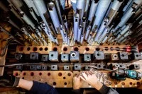Zwei Orgelbauer bauen mehrere Orgelpfeifen der historischen Gloger-Orgel in der St. Severi-Kirche zur Restauration aus.