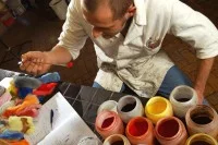 Ein Pelzveredler bereitet im Labor Färbemittel und Gerbstoffe vor.