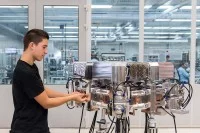 Ein Produktionstechnologe arbeitet bei Trumpf in Ditzingen an einem Laserresonator.