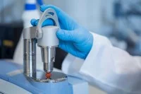 Ein Prüftechnologe Keramik überprüft die Eigenschaften eines Pulvers im Labor.