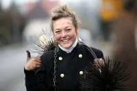 Eine Schornsteinfegerin bringt nicht nur Glück, sondern sorgt auch für saubere Schornsteine auf den Dächern der Stadt.