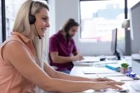 Eine Servicefachkraft für Dialogmarketing ist im Callcenter im Gespräch mit ihrer Zielgruppe.