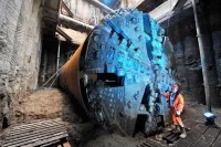 Ein Spezialtiefbauer prüft die Tunnelbaumaschine Vera nach ihrem Einsatz beim Bau der Hafencity-U-Bahn U4 in Hamburg.