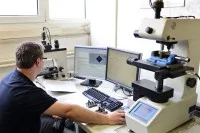 Ein Werkstoffprüfer führt in der Härterei die Qualitätskontrolle durch.