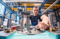 Ein Werkzeugmechaniker der Firma Aweba Werkzeugbau in Aue stellt eine Maschine ein.