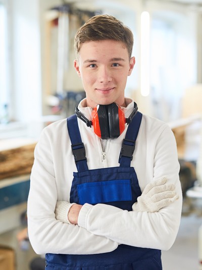 Auszubildender in der Werkstatt
