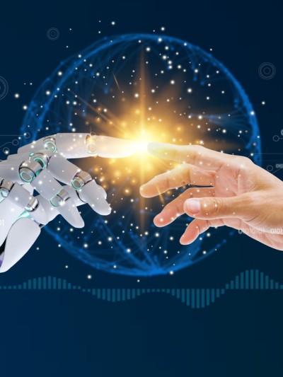 Roboterhand und Menschenhand berühren sich