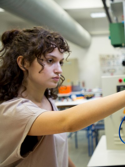 Junge Frau bei der Elektronikerausbildung