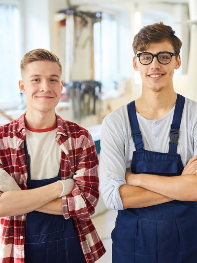 Auszubildende in der Werkstatt