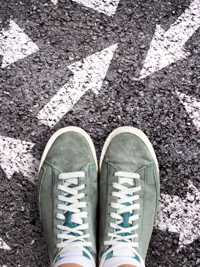 Viele Pfeile zeigen in unterschiedliche Richtungen, sodass man nicht weiß, wohin man gehen soll.