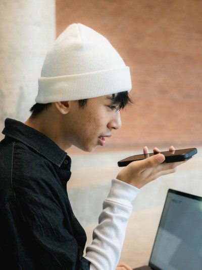 Azubi spricht mit KI