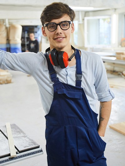 Azubi in der Werkstatt