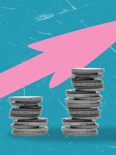 Eine Collage mit dem Bild einer Hand, die ein Papierflugzeug hält und daneben drei Stapel mit Geldmünzen