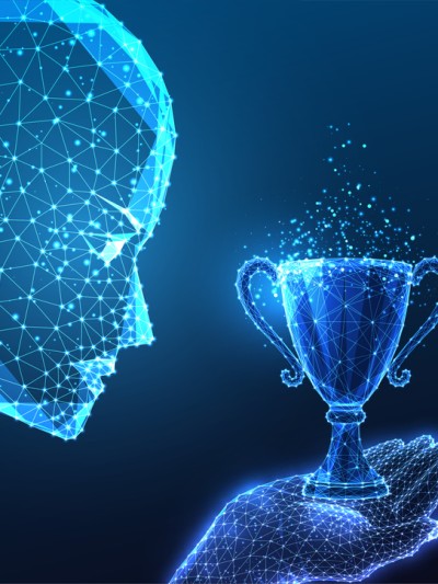 KI-Roboterkopf hält Siegerpokal auf Dunkelblau