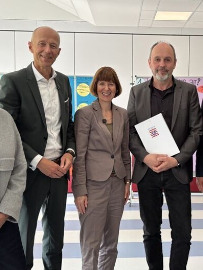 Auf dem Foto stehen sechs Personen in Reihe, darunter Bildungsminister Armin Schwarz und Sozialministerin Heike Hofmann.