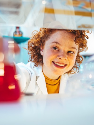 Junge Frau arbeitet im Labor.