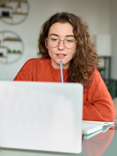 Junge Frau arbeitet am Laptop