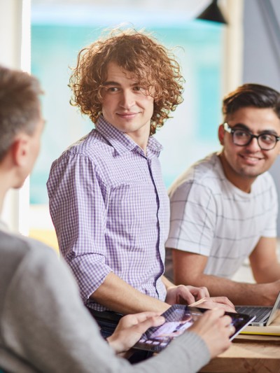Junge Menschen im Gespräch bei der Arbeit
