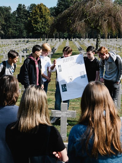 Jugendliche erinnern auf einem Friedhof in Ysselsteyn in den Niederlanden an den Deutschen Armin Dürholt