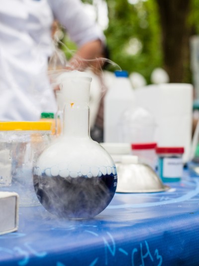 Ein Tisch mit wissenschaftlich chemischen Experimenten.