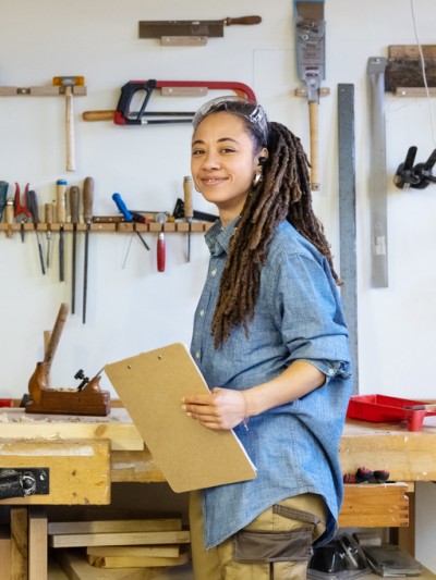 Gemeinsames Arbeiten in der Tischlerwerkstatt