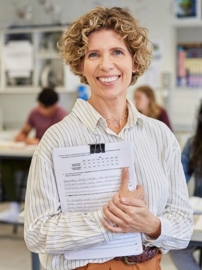 Lehrerin mit Schülern im Klassenzimmer