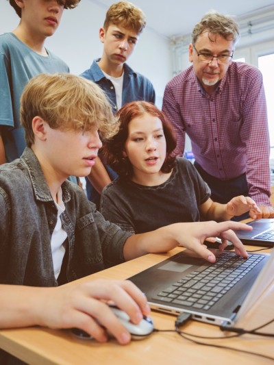 Auszubildende arbeiten am Laptop