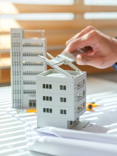 Modell von zwei Gebäuden in einem Architekturbüro