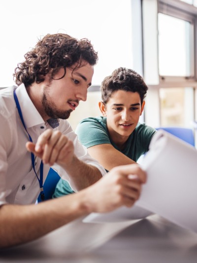 Schüler mit Arbeitsblatt