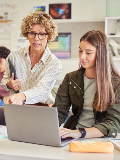 Lehrerin mit Schülerinnen im Klassenzimmer