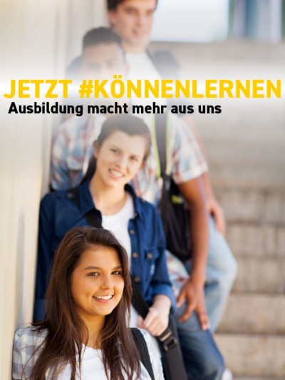 Vier junge Menschen sitzen hintereinander auf einer Treppe.