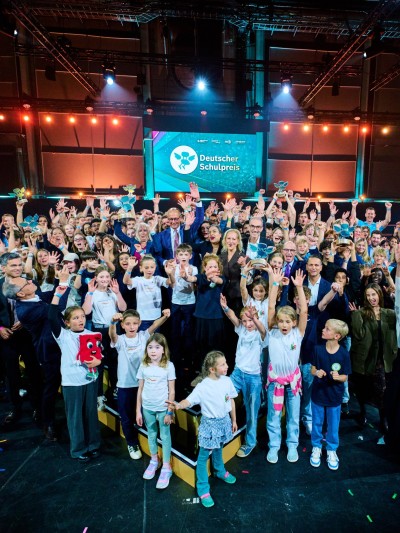 Alle Gewinner des Deutschen Schulpreises 2026 jubeln gemeinsam.