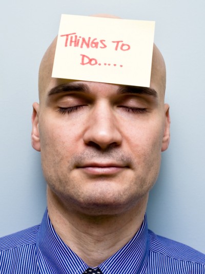 Mann hat geschlossene Augen und sechs gelbe Post-It um sich herum  