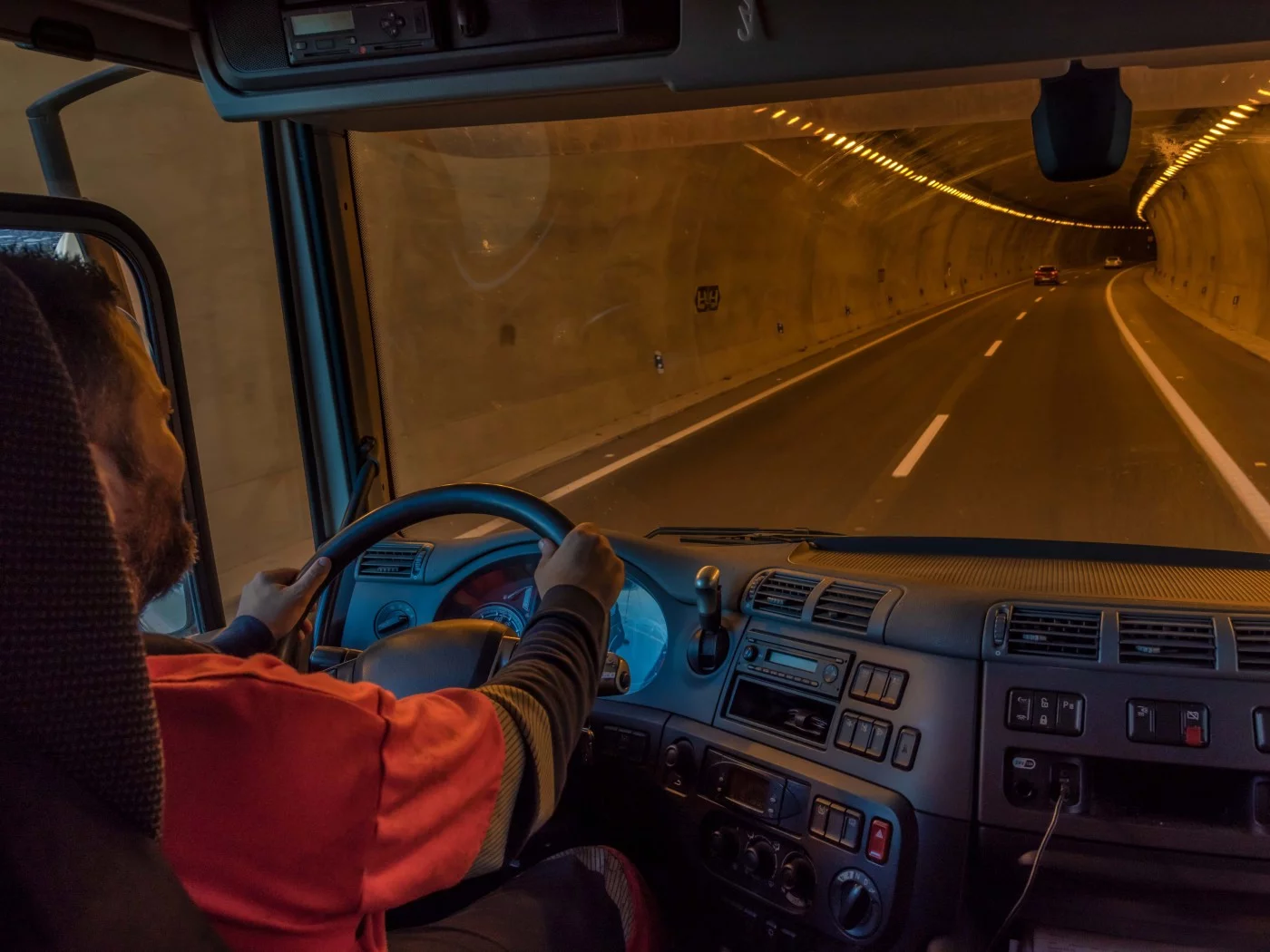 Ein Berufskraftfahrer fährt mit seinem Lastwagen durch einen Tunnel.