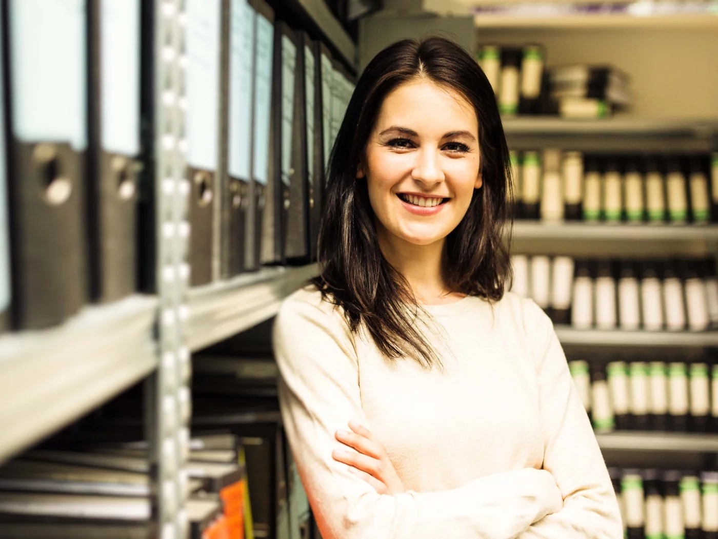 Eine Justizfachangestellte verwaltet die Dokumente im Archiv.