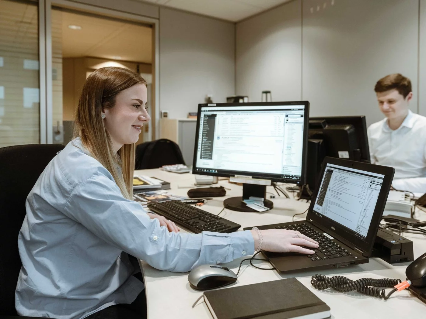 Kaufleute im Groß- und Außenhandel kalkulieren Preise und verhandeln diese per Mail mit ihren Lieferunternehmen.